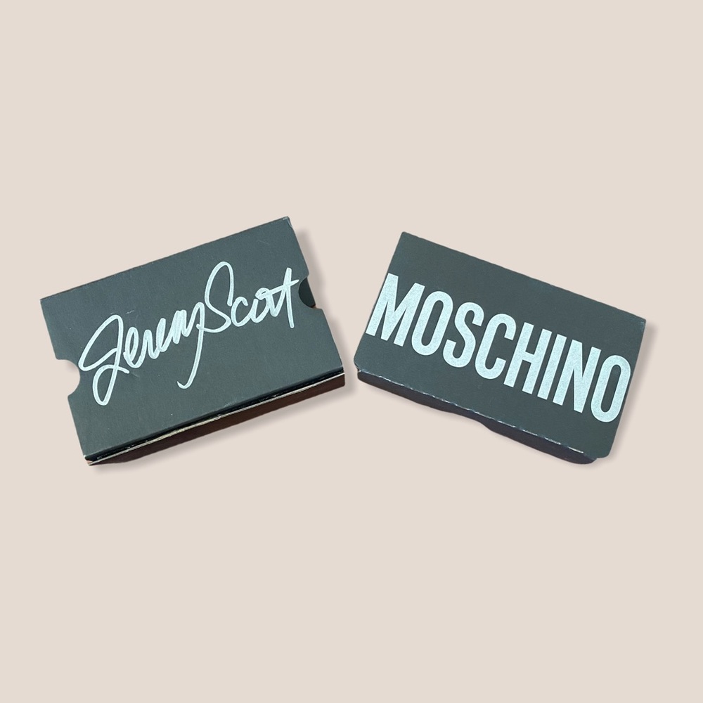 Moschino Cardboard VR headset